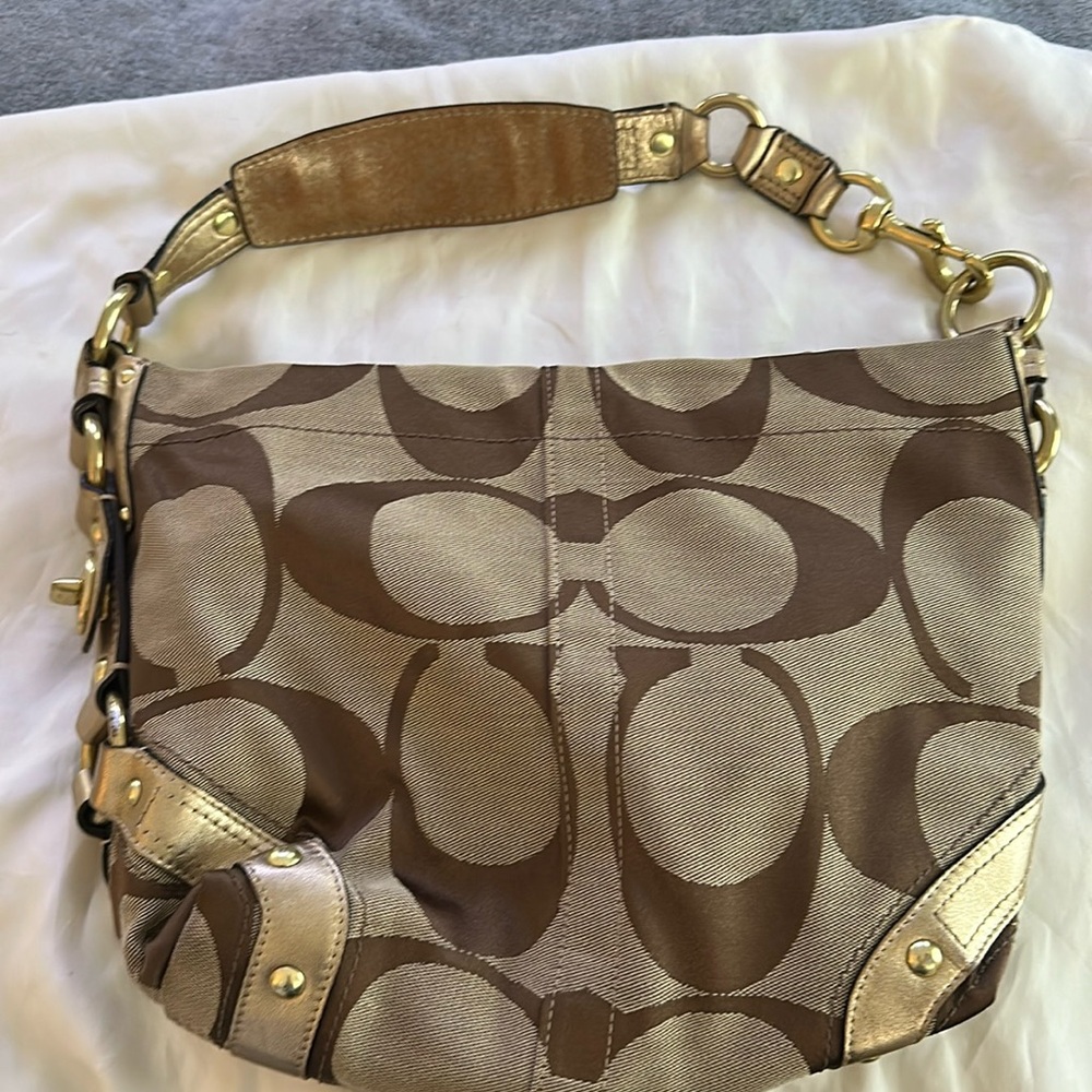 Coach, classic medium shoulder bag